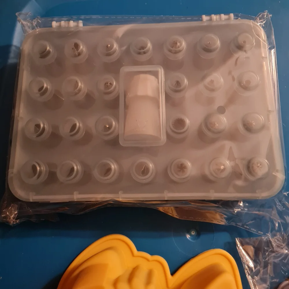Disney Cakes & Sweets w/Molds